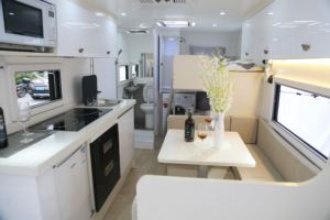 OEM en Chine : Caravane familiale pour le camping semi-hors route, fabriquée en fibre de verre et avec une salle de douche - Product Image 5