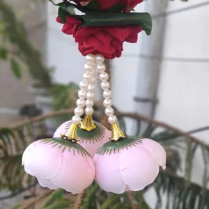 Giáng sinh trang trí cây hoa hồng bó hoa với ngọc trai treo trang trí truyền thống Ấn Độ mang lại vẻ đẹp của Chuỗi thiên nhiên