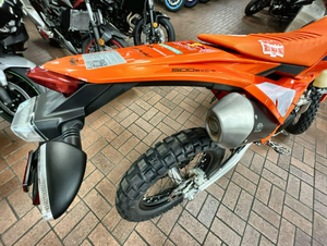 OFERTA AL POR MAYOR: Motocicleta Enduro KTM 500 EXC-F CHAMPION.Edition 2025 de 6 Velocidades, 100% Auténtica - Product Image 6