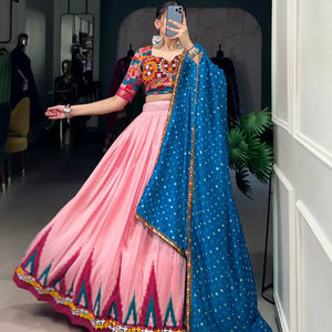Lehenga Choli rose clair très demandé en soie Dola avec miroir Gamthi Navratri traditionnel spécial pour dames pour les fêtes - Product Image 1