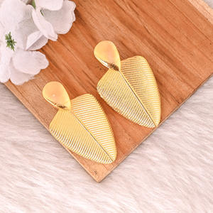 Vente en gros de 25 paires de boucles d'oreilles à clous en laiton plaqué or, élégantes et tendance, pour femmes, mariages, fêtes, anniversaires et cadeaux - Product Image 2