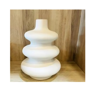 Elegante maceta de cerámica con tonos sutiles y forma moderna perfecta para mejorar las exhibiciones de plantas de interior en cualquier espacio vital o rincón - Product Image 2