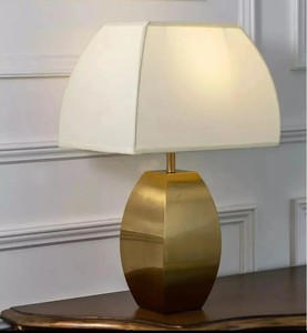 Decoración de mesas de latón Lámparas de metal Fabricante al por mayor Diseño moderno Dormitorio Lámparas de mesita de noche con pantalla - Product Image 2