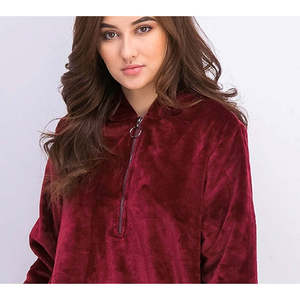 Felpa con cappuccio da donna Ideology rossa in pelliccia sintetica con zip a un quarto, ricamo in seta, stampa a rilievo, motivo a lettere 3D invernale, XS (Small) - Product Image 2