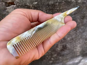 Peigne en corne de qualité supérieure Crescent Crafts lisse et écologique - Product Image 3