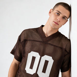 T-shirts en maille marron pour hommes, col en V, coupe oversize, imprimé numéro, style streetwear décontracté et athlétique rétro, vente en gros - Product Image 4