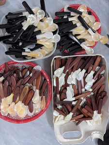 ช้อนสลัดเปลือกหอยมุกธรรมชาติโลโก้สลักด้วยเลเซอร์ขนาด11ซม. ออกแบบได้ตามต้องการ - Product Image 2