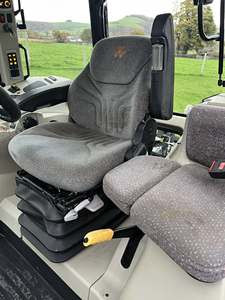 Tracteur agricole d'occasion 2017 MF 5610 avec chargeur frontal, cabine fermée, pour travaux sur le terrain - Product Image 4