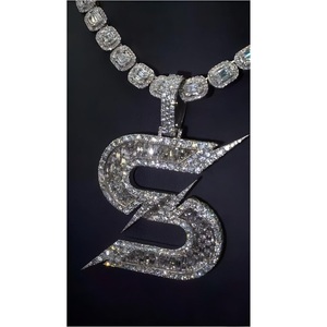 Collar con colgante en forma de corazón de moissanita atemporal diseñado para celebrar el amor y la belleza con una claridad inigualable a la venta - Product Image 1