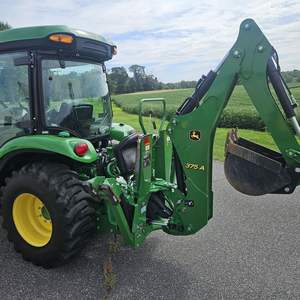 Tracteur agricole neuf John Deere 3039R 2024 avec cabine climatisée d'usine, rétrocaveuse modèle 375A et chargeur 320R, pour petite exploitation agricole, à vendre. - Product Image 2