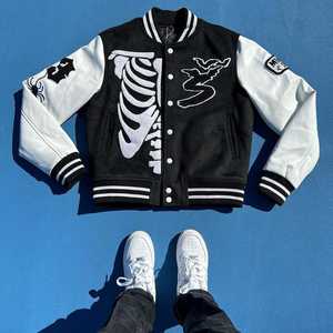 Veste universitaire brodée usée pour hommes, blanche et bleue, veste en cuir d'hiver de basket-ball universitaire avec motif de lettres - Product Image 6