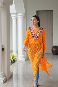 ชุดสีส้ม Navratri สำหรับผู้หญิงผู้หญิงชุดปาร์ตี้สไตล์หรูหราสวยงามคุณภาพสูงตามต้องการ - Product Image 3