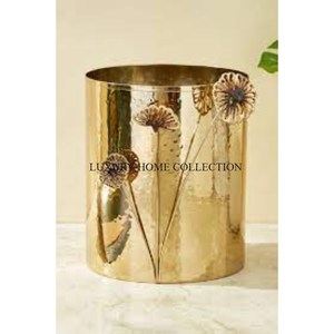 Cubo de basura de metal asequible y duradero con un diseño clásico adecuado para espacios compactos como dormitorios o cubículos - Product Image 5