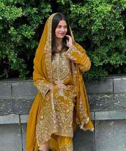 Elegante Salwar Kameez de Chifón para Todas las Temporadas con Delicado Bordado Resham y Pedrería - Product Image 6