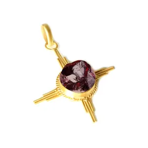 18k altın kaplama ham Garnet taş çapraz şekil Collet ayarı kolye Birthstone pirinç Metal şifa kristalleri Charm kolye