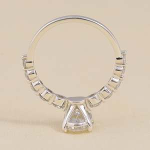 Anillo de Compromiso Solitario con Diamante Cultivado en Laboratorio, Elegante Forma Ovalada - Product Image 2