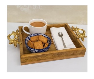 Plateau en bois multifonctionnel avec poignée en métal, parfait pour les espaces de repas, de salon et de bureau, avec une construction solide et fiable - Product Image 6