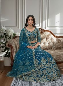 Ensemble Lehenga Choli en filet papillon de créateur de la meilleure qualité avec des embellissements à paillettes pour une tenue de fête disponible au meilleur prix - Product Image 6