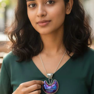 Pendentif artisanal bohème en forme de lune irisée violette, 20 % de réduction, cadeau du Nouvel An avec chaîne en bambou - Product Image 2