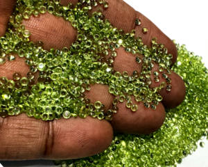 Pierre précieuse de péridot naturel en cabochon en gros |   Lustre vitreux vert à haute transparence certifié par un tiers |   Polissage lisse - Product Image 5