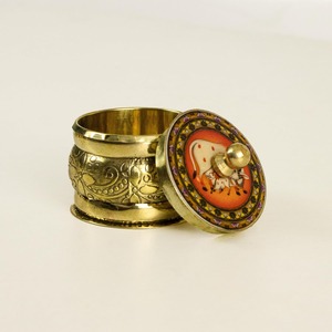 Caja Kumkum tradicional india Sindoor Dibbi con estampado de Pichwai de latón para regalo de boda de novia y uso de Pooja Mandir - Product Image 4