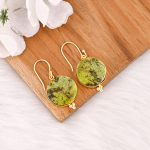 Boucles d'oreilles en laiton plaqué or avec pierres précieuses, opale verte, boucles d'oreilles pendantes élégantes en laiton avec brillance et finition - Product Image 2