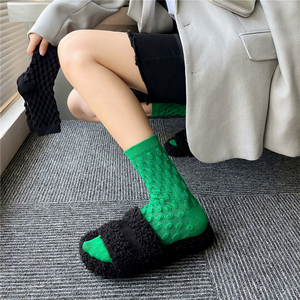 Chaussettes colorées style streetwear pour femme – Chaussettes mi-mollet pas chères pour l'extérieur – Grande vente - Product Image 2