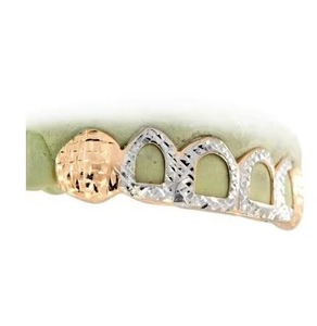 Dents de diamant en or personnalisées Grillz Hip Hop Streetwear Style avec pierre de Moissanite disponible à la vente - Product Image 3