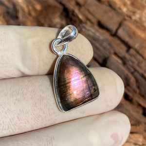 Pendentif en labradorite violette, fait main, collier en argent sterling 925, bijoux pour femme, cadeau - Product Image 1