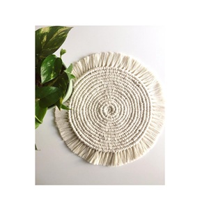Manteles individuales de macramé multicolor Diseño elegante Acabado natural Forma redonda Color antiguo Artículos de mesa más exigentes - Product Image 1