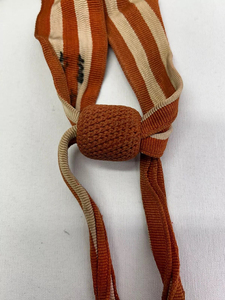 Venta al por mayor mate vestido de graduación y gorras 2024 faja borla Honor cordón conjunto negro vestido de graduación para las mujeres - Product Image 2