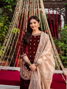 Costumes palazzo en velours de viscose de haute qualité et riche avec dupatta en crêpe française et travail de perles pour les occasions spéciales en provenance d'Inde - Product Image 4