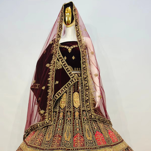 Lehenga กำมะหยี่สำหรับเจ้าสาวที่เต็มไปด้วยหินจาร์ข่าน, กระจกทำงาน, dupatta หนักๆ, ไหวพริบขนาดใหญ่และเสื้อเบลาส์ยาว - Product Image 1