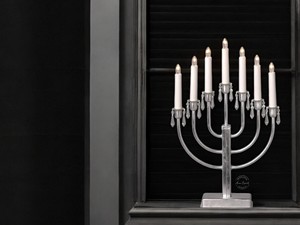 "Encantadores candelabros dorados de 5 brazos con un diseño elegante perfecto para la decoración de bodas y eventos especiales" - Product Image 5