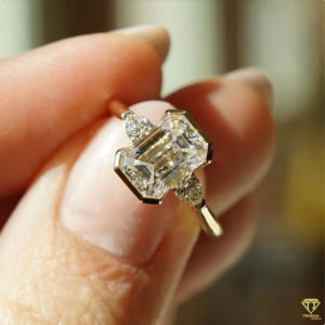 Bague de fiançailles vintage d'inspiration Art déco, taille émeraude cultivée en laboratoire, solitaire délicat, cadeau de mariage et d'anniversaire - Product Image 5