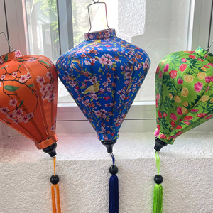 Lanterne en soie avec cadre en bambou pour une utilisation décorative intérieure et extérieure d'un hôtel-restaurant du Vietnam - Product Image 1