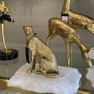 Aantrekkelijke Aluminium Panter Sculptuur Antiek Ontwerp Gouden Afwerking Metalen Sculptuur Voor Tafelblad Middelpunt