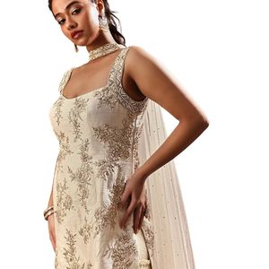 Juego de Georgette Kurta Sharara bordado OffWhite con trabajo de lentejuelas y Dupatta para ropa festiva de fiesta de boda - Product Image 4