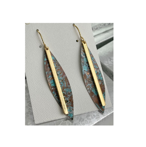 Pendientes de latón pequeños de diseño floral para mujer, fabricados en Nuevo México por pequeños fabricantes de joyería de latón 2026 - Product Image 3