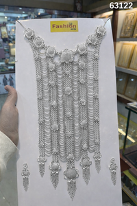 ชุดสร้อยคอแบบหลายชั้นเคลือบทองหรูหรา พร้อมจี้ดอกไม้และพู่ห้อย 63121 - Product Image 2