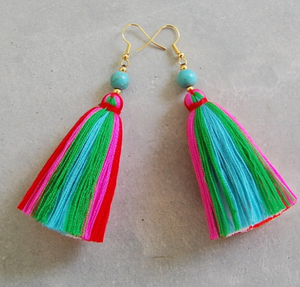 Boucles d'oreilles à pompons multicolores de qualité supérieure avec perles turquoise - Product Image 1