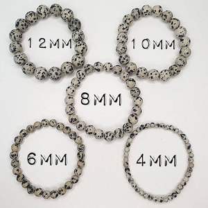 Bracelet de pierres précieuses en vrac de jaspe dalmatien naturel Design perlé en couleur blanche disponible en tailles 4mm 6mm 8mm 10mm - Product Image 4