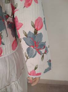 แจ็คเก็ตผ้าฟลีซสำหรับผู้หญิงผ้าฝ้าย100% พิมพ์ลายดอกไม้สีชมพูสีฟ้าระบายอากาศได้เสื้อโค้ทฤดูหนาวแบบมีกระดุม - Product Image 3