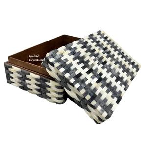 Boîte de rangement pour bijoux en résine noire et blanche fabriquée à la main Organisateur décoratif élégant pour bagues, boucles d'oreilles et souvenirs - Product Image 1