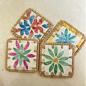 Sous-plat rond en rotin fait à la main avec motif floral en nacre brute, mosaïque, vente en gros directe d'usine, logo personnalisé, Vietnam - Product Image 2