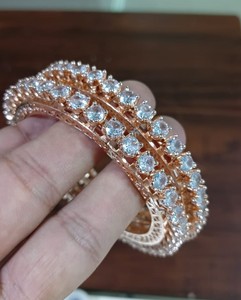 BRACELETS AMÉRICAINS DE STYLE CLASSIQUE EN DIAMANT BRACELETS PLAQUÉS ARGENT TRADITIONNELS ET À LA MODE ET ZIRCON CUBIQUE POUR FEMMES ET FILLES - Product Image 1