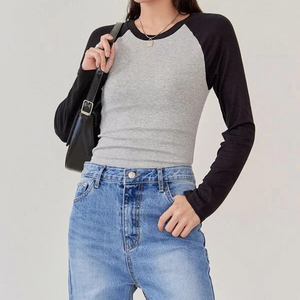 ผู้ผลิตที่กําหนดเองที่มีคุณภาพสูงขายส่งผ้าฝ้ายสลิมฟิตเสื้อยืดระบายอากาศคอกลม Raglan เสื้อยืดแขนสั้นสําหรับผู้หญิง - Product Image 4