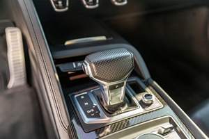 อาวดี้ อาร์8 วี10 เพอร์ฟอร์แมนซ์ คูเป้ ปี 2020 เครื่องยนต์เบนซินแบบดูดอากาศธรรมชาติ ขับเคลื่อนล้อหลัง ระยะทาง 12,400 ไมล์ เบาะหนัง ใช้เชื้อเพลิงเบนซิน ล้อแม็กซ์ R19 เกียร์อัตโนมัติ ไฟหน้าซ้าย ระบบควบคุมความเร็วอัตโนมัติแบบแปรผัน ตัวถังสีเมทัลลิก - Product Image 5