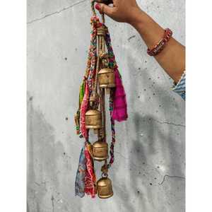 Campana de Viento Rústica de Hierro con 4 Campanas Metálicas Vintage y Cuerda para Colgar en la Pared - Product Image 1