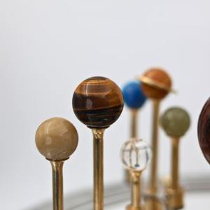 Orrery pulido de calidad de exportación con figuras de planetas extraíbles y artesanía detallada para profesores de ciencias y fanáticos de la Astronomía - Product Image 3